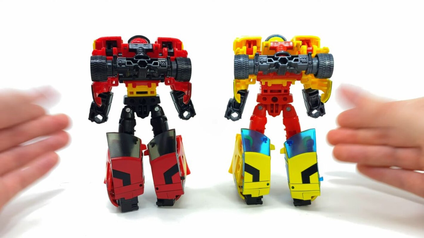 Armada Universe Mini con Jolt Powerlinx Hot Shot In hand Images